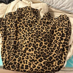 Beautiful leopard wide leg nice pants.